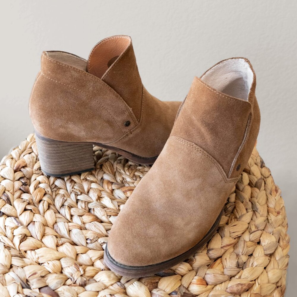 Bearpaw Women's Onyx Booties Sz 9 Hickory Suede Pull Ons Sherpa Lined 2.5" Heel